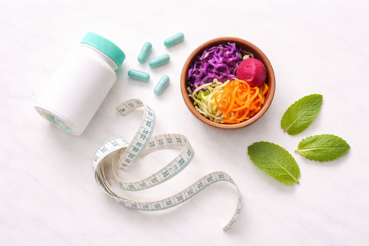 Probióticos, vegetales fermentados coloridos y cinta métrica sobre fondo blanco: la conexión documentada entre la microbiota intestinal, el metabolismo energético y la regulación del peso corporal