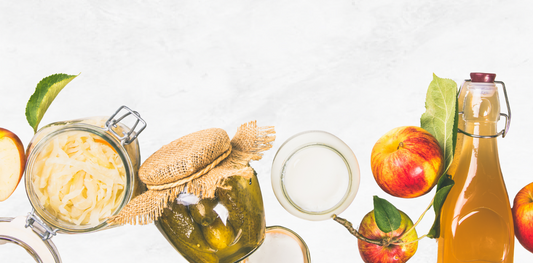 Alimentos fermentados naturales como chucrut, pepinillos, yogurt y vinagre de manzana, ricos en probióticos para la salud intestinal