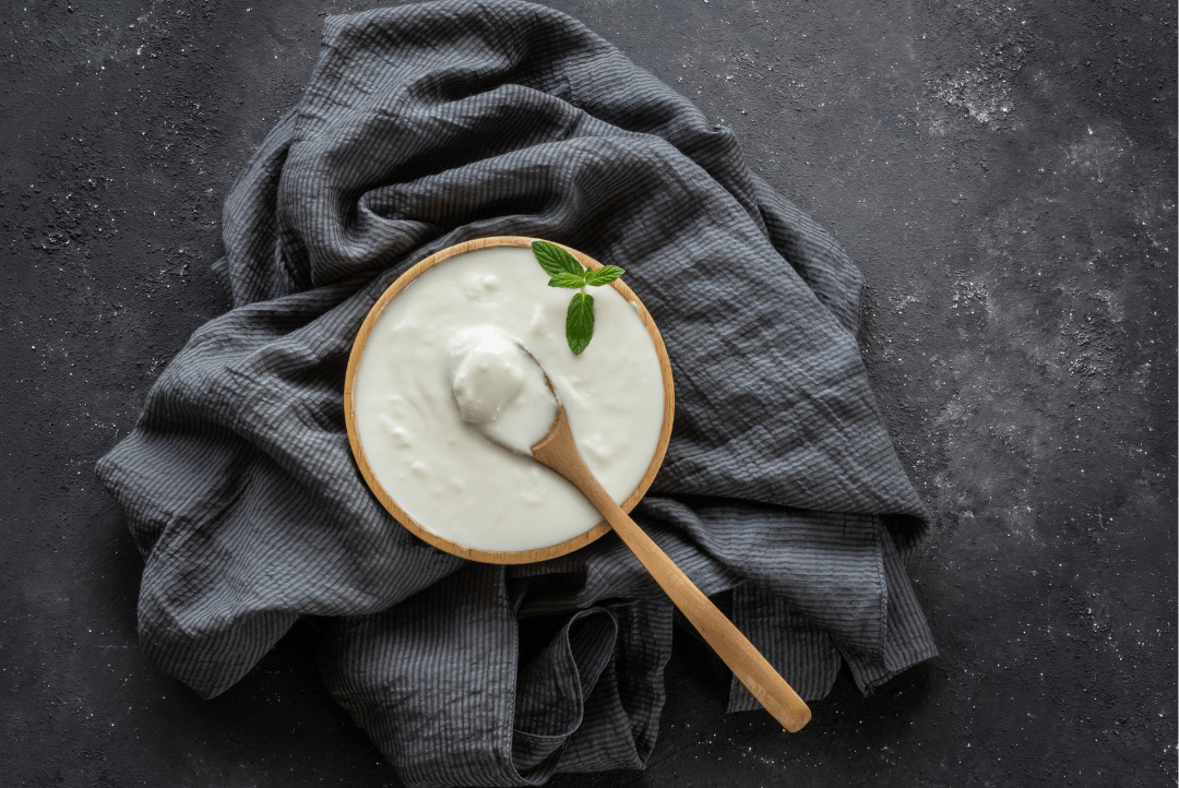 Bowl de yogurt natural rico en probióticos, ideal para equilibrar la microbiota intestinal y mejorar la digestión